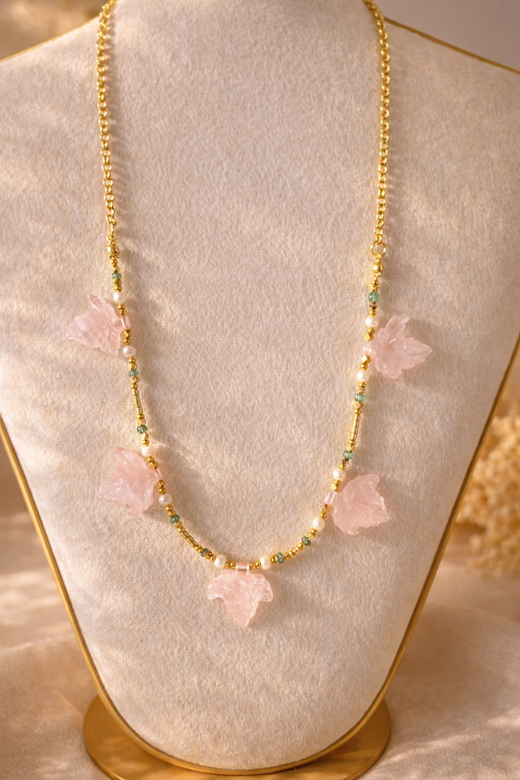 Collar Hojas de Cuarzo Rosado, Esmeraldas y Perlas
