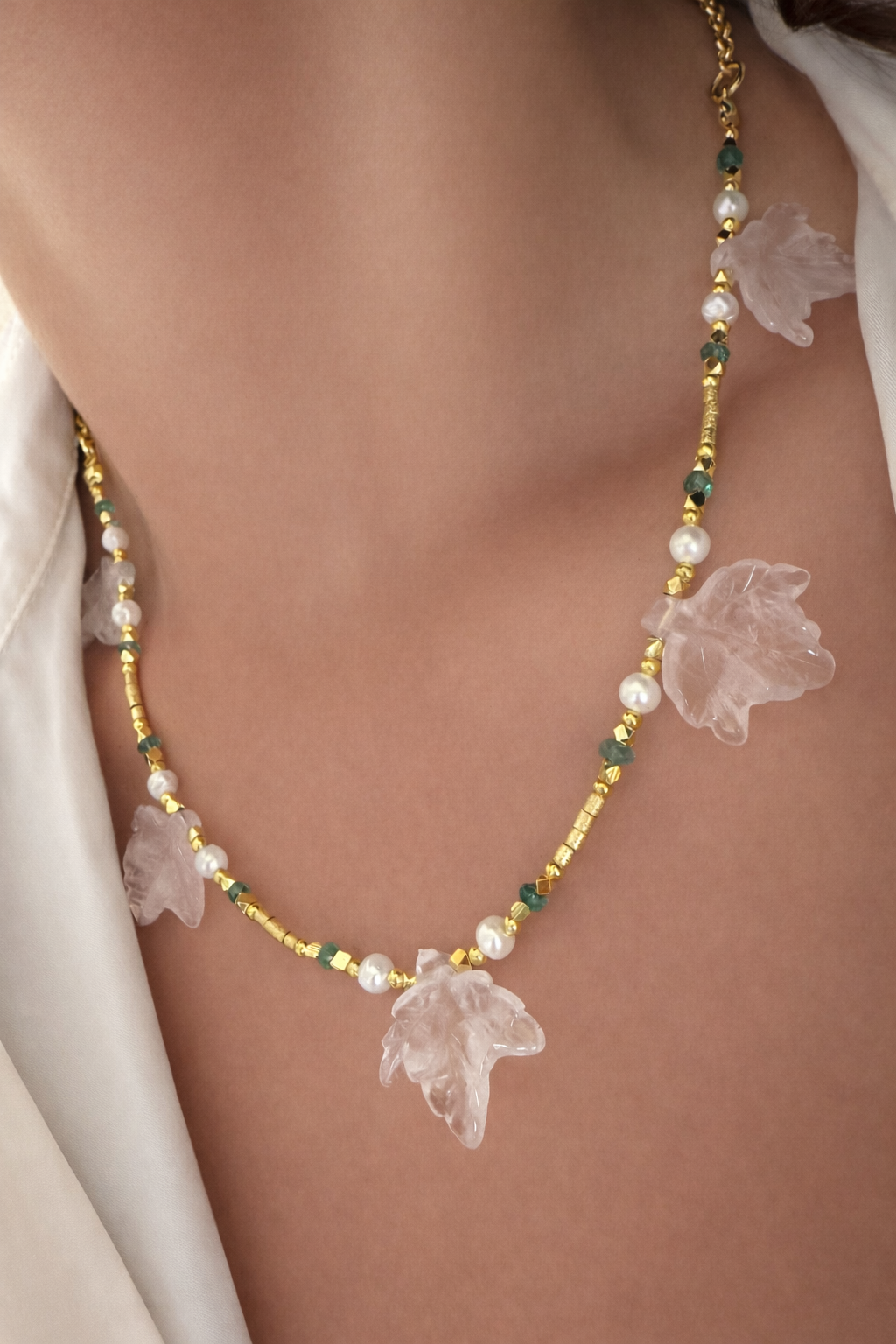 Collar Hojas de Cuarzo Rosado, Esmeraldas y Perlas